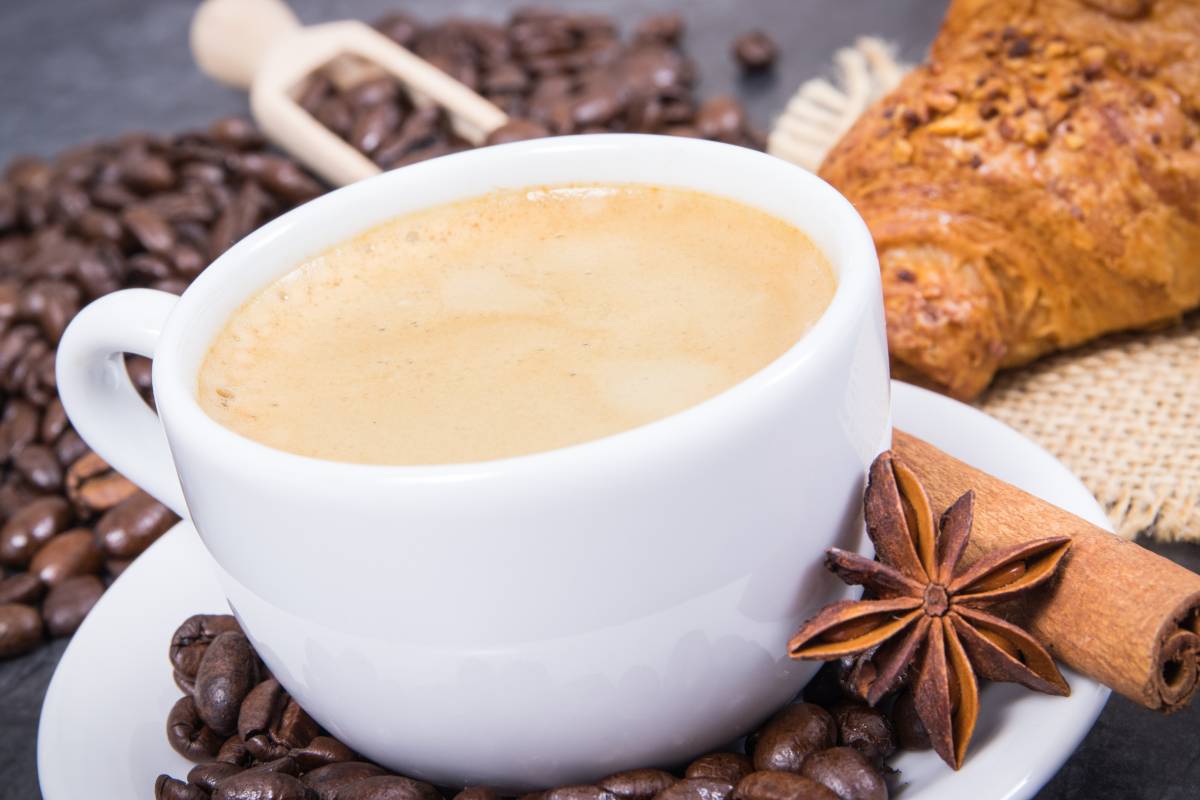 Biała kawa – jak ją dobrze zaparzyć?